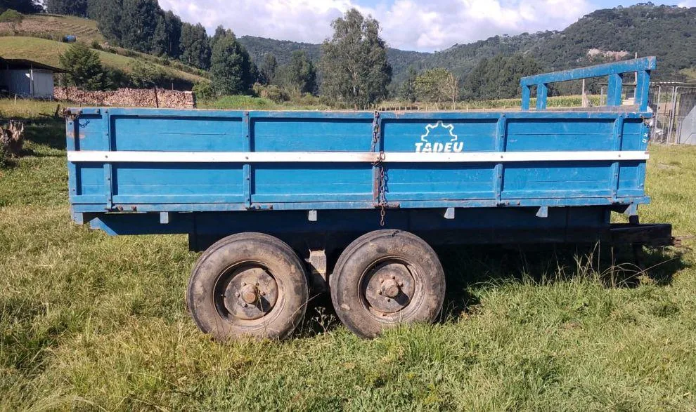 Carreta agrícola Tadeu 5 toneladas eixo tandem basculante