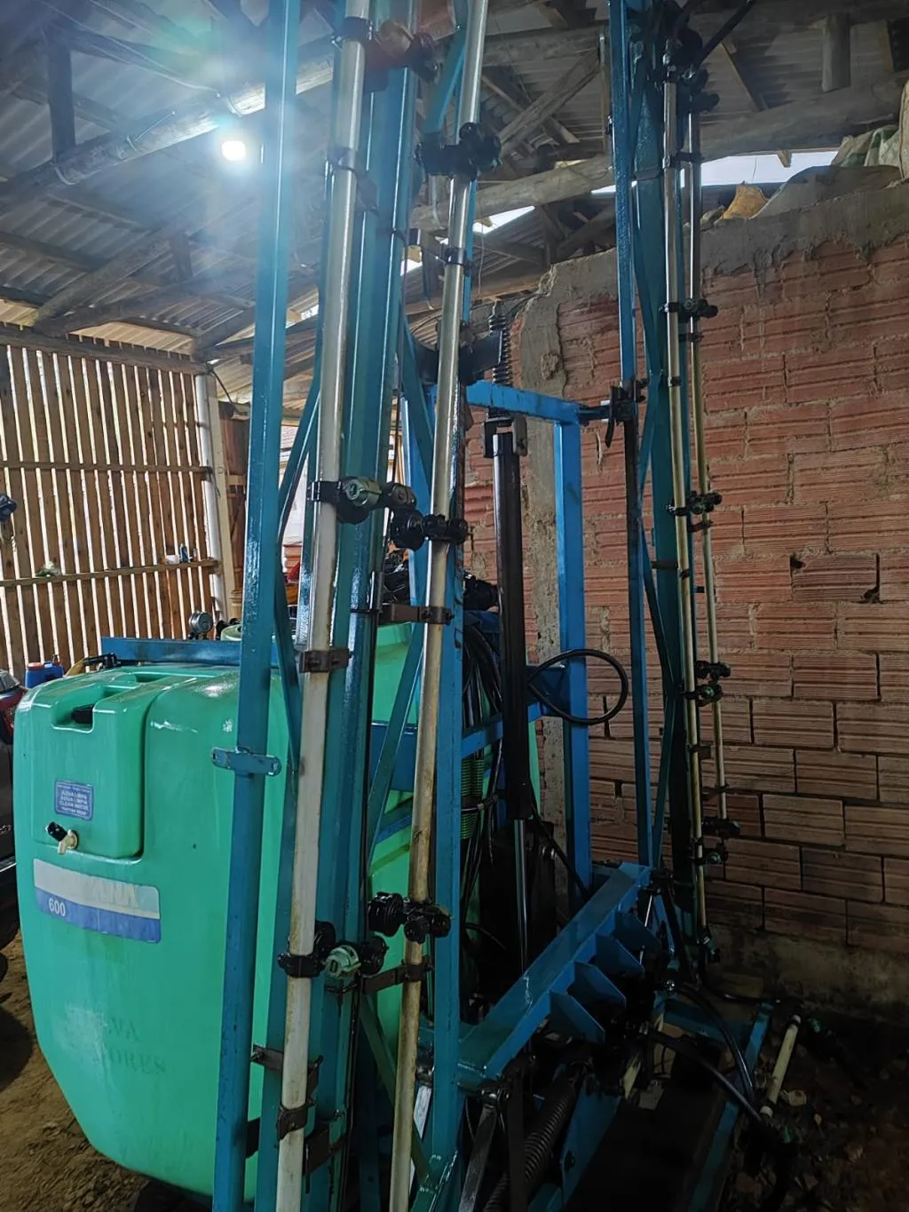Pulverizador Montana 600 Litros 12m de Barras Com luz noturna