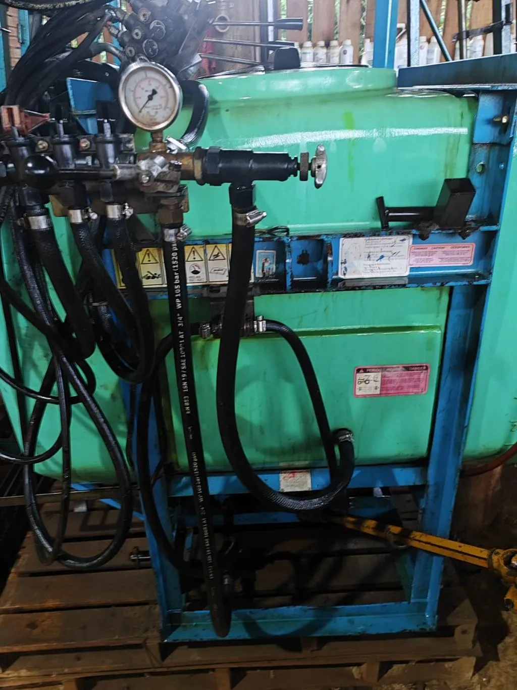 Pulverizador Montana 600 Litros 12m de Barras Com luz noturna