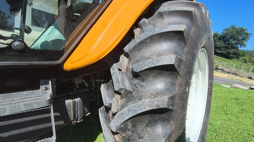Trator Valtra A800R ano 2023 cabinado 