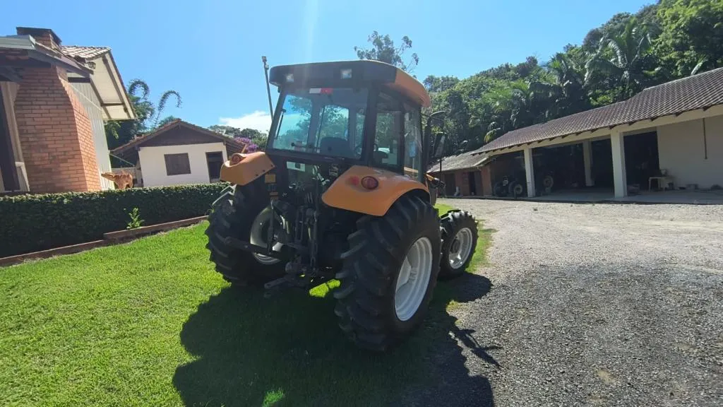 Trator Valtra A800R ano 2023 cabinado 