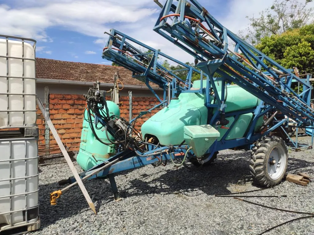 PULVERIZADOR MONTANA DE ARRASTO 2 MIL LITROS TODO ELETRICO COM INCORPORADOR LATERAL