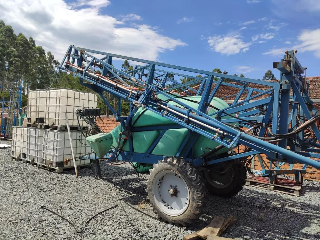 PULVERIZADOR MONTANA DE ARRASTO 2 MIL LITROS TODO ELETRICO COM INCORPORADOR LATERAL