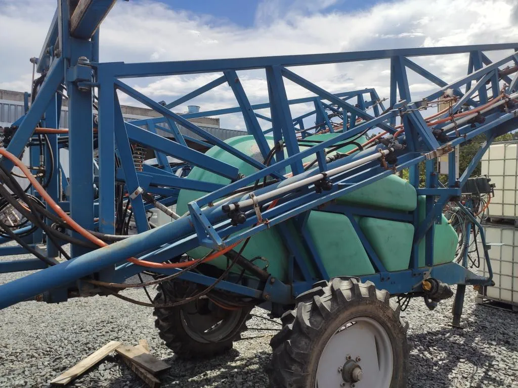 PULVERIZADOR MONTANA DE ARRASTO 2 MIL LITROS TODO ELETRICO COM INCORPORADOR LATERAL