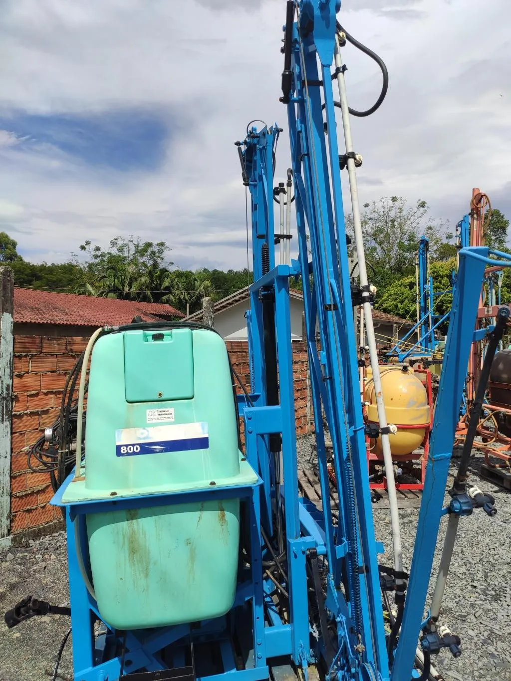 PULVERIZADOR MONTANA 800 LITROS COM 16 METROS DE BARRA