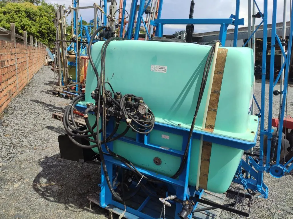 PULVERIZADOR MONTANA 800 LITROS COM 16 METROS DE BARRA