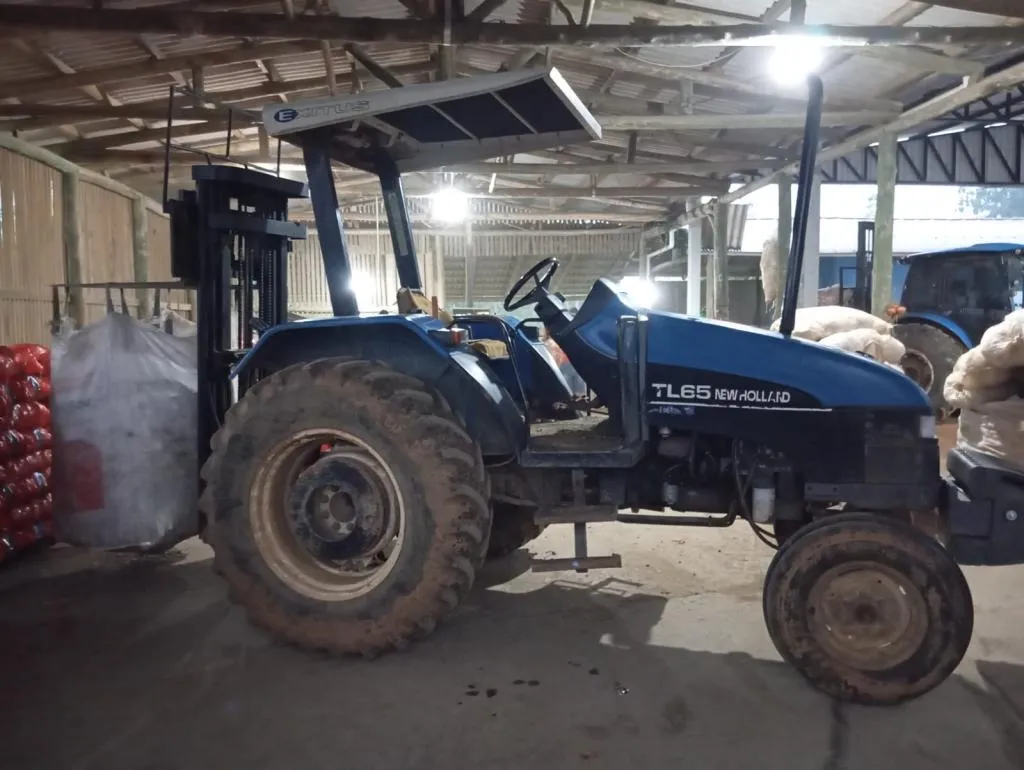 Trator New Holland TL65 Turbinado ano 2001