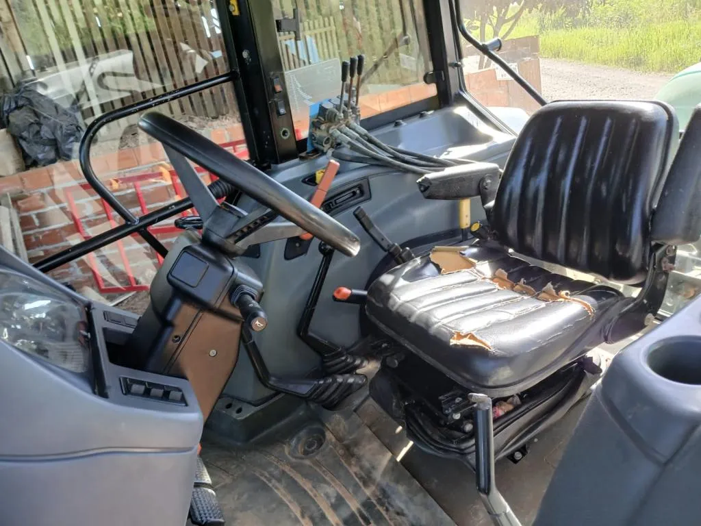 Trator New Holland TL 80 ano 2001 Gabine Original