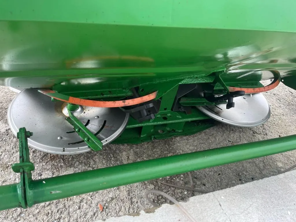 Espalhador de adubo Amazone 1200 kg duplo com pistão hidráulico 
