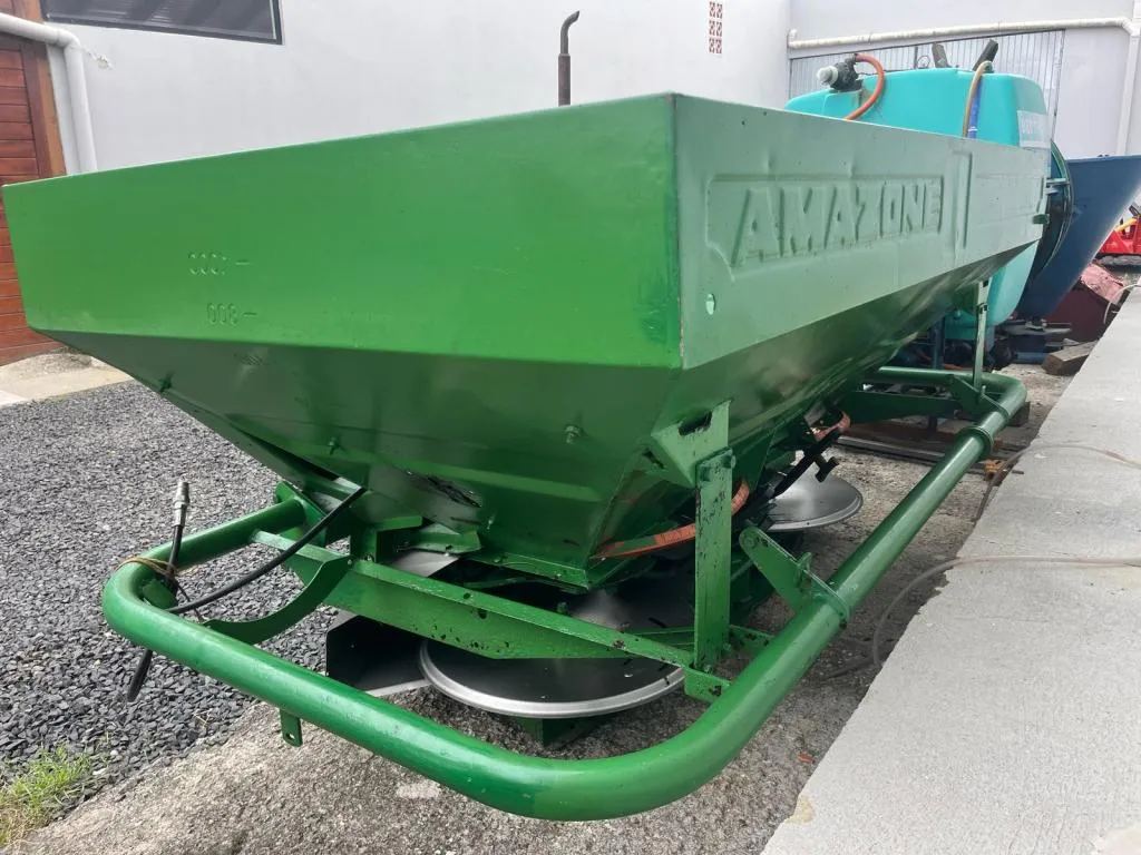 Espalhador de adubo Amazone 1200 kg duplo com pistão hidráulico 