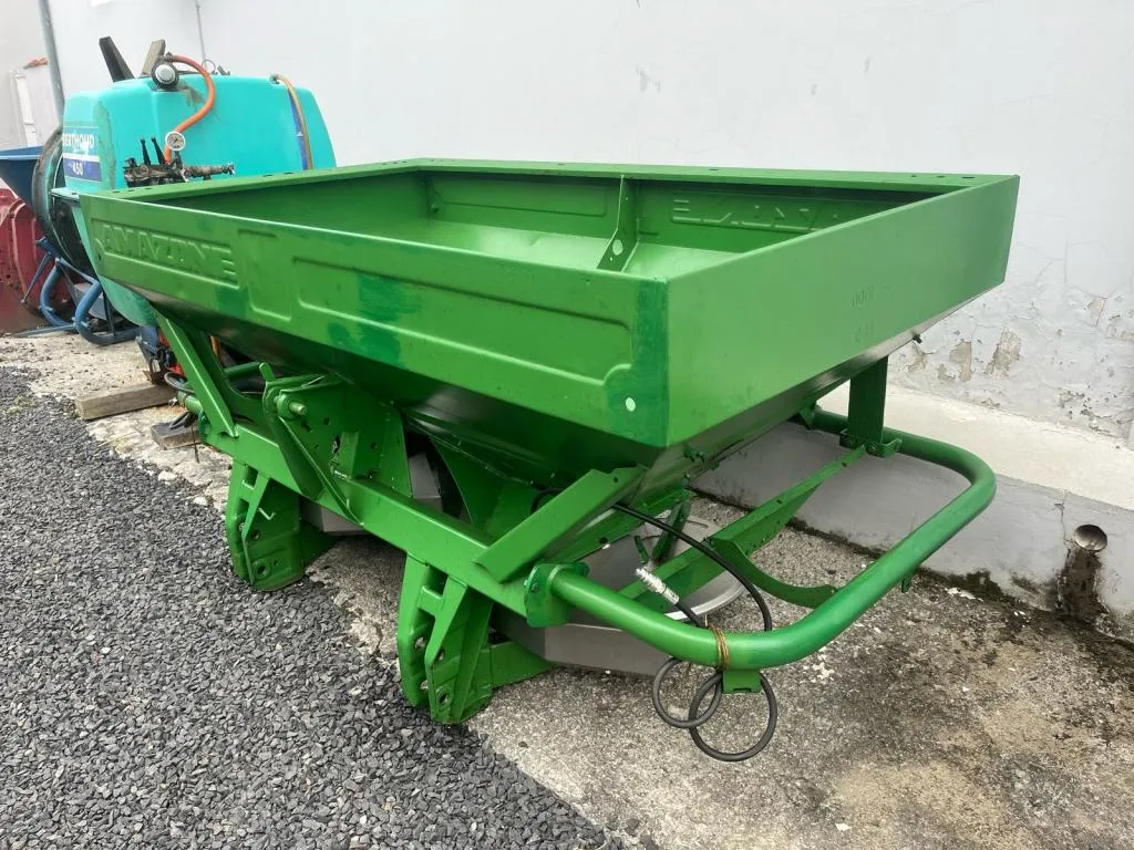 Espalhador de adubo Amazone 1200 kg duplo com pistão hidráulico 