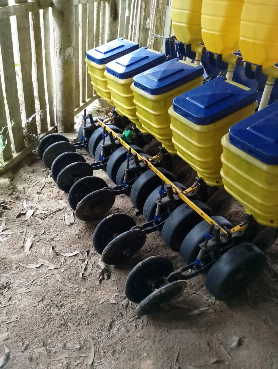 Plantadeira Tatu modelo PHL 5 linhas ano 2019