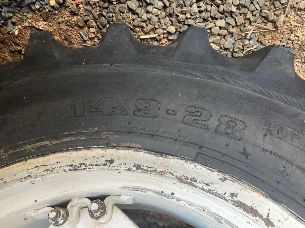 Par de pneus 14 9 28 traseiros para trator com aros 