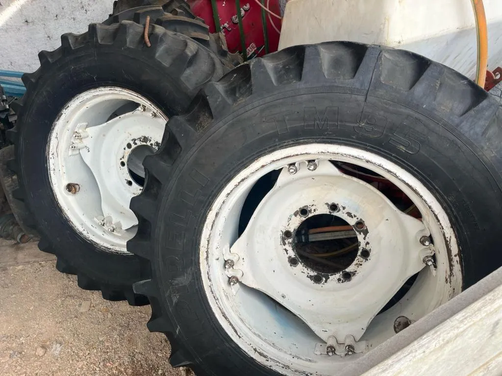 Par de pneus 14 9 28 traseiros para trator com aros 
