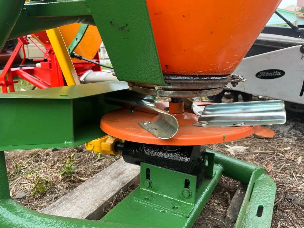Espalhador de adubo e sementes Incomagri 600 kg  Prato de inox novo 