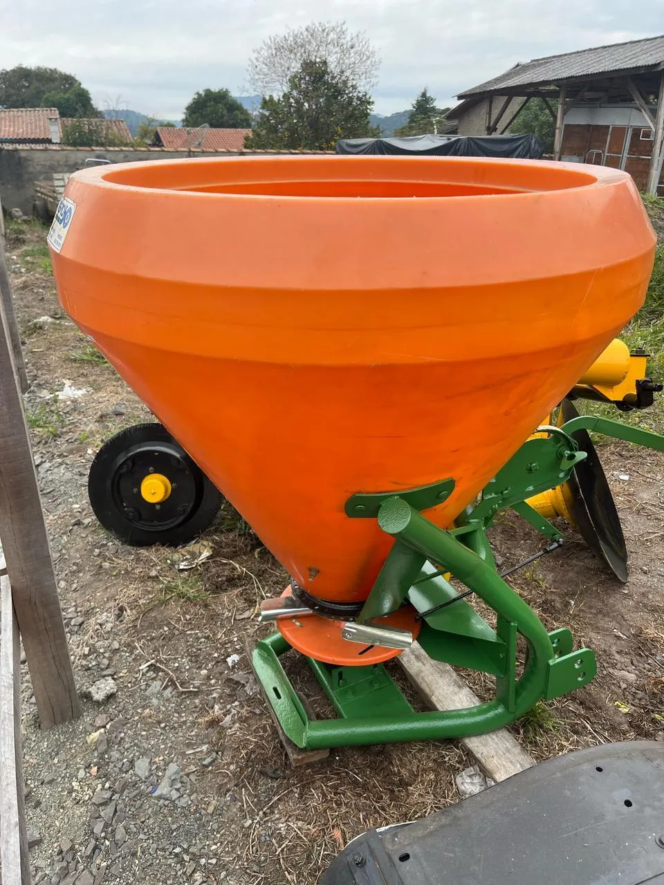 Espalhador de adubo e sementes Incomagri 600 kg  Prato de inox novo 