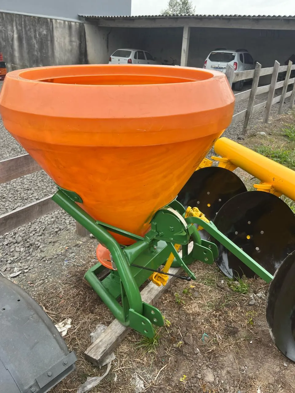Espalhador de adubo e sementes Incomagri 600 kg  Prato de inox novo 