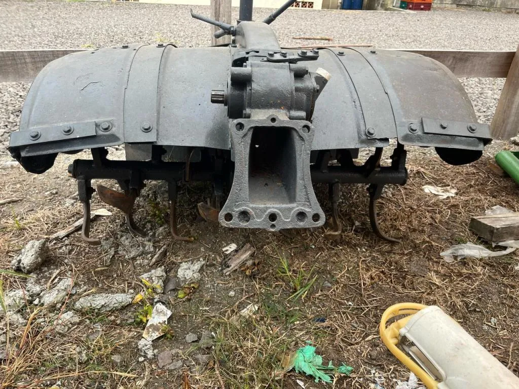 Enxada rotativa para tobata 9 cv  Possui caixa corrente 