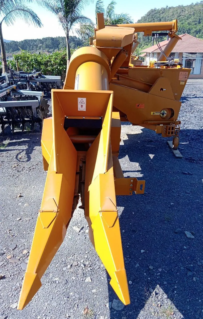 Colhedeira de milho 01 linha p/ trator - Novo