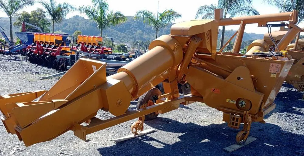 Colhedeira de milho 01 linha p/ trator - Novo