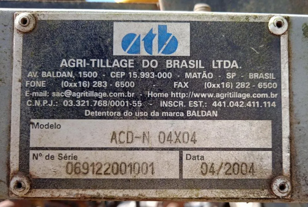 Adubador de 04 linhas Tatu
