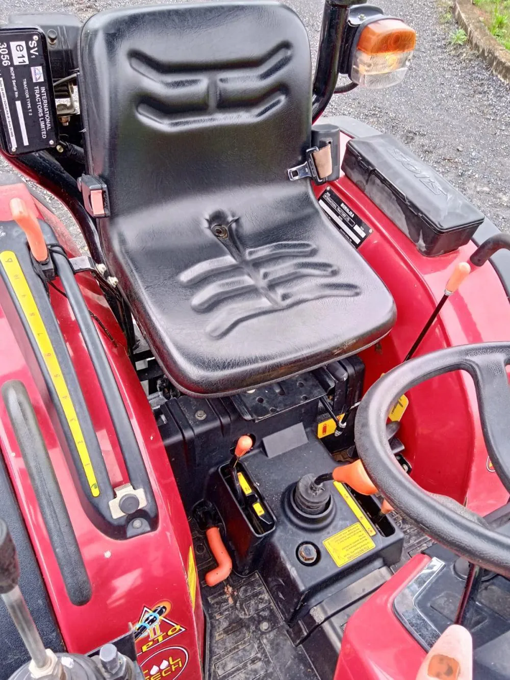 Trator 4x4 Solis 26 com concha frontal, motor 03 cilindros 25cv - Revisado
