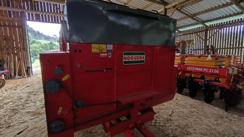 Vagão Forrageiro Nogueira VFN 8000 com misturador