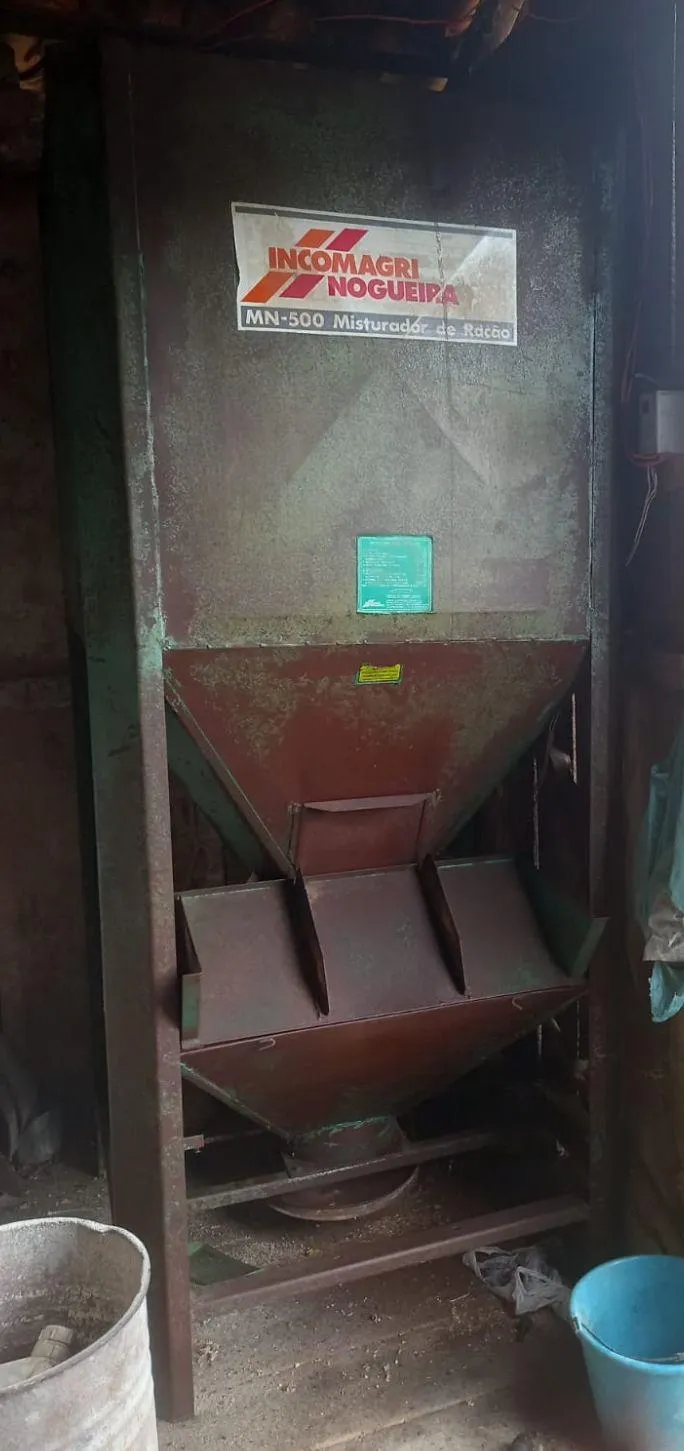 Misturador de ração  Incomagri Nogueira MN 500 kg com motor elétrico trifásico 
