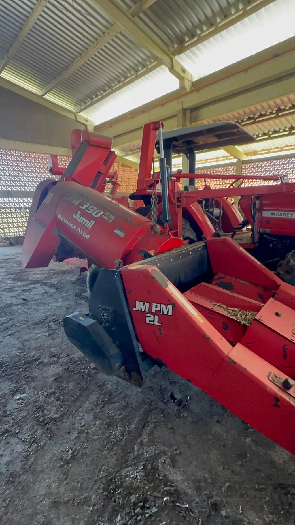 COLHEDEIRA DE MILHO JUMIL JM 390 COM PLATAFORMA 2 LINHAS DE MILHO ANO 2012