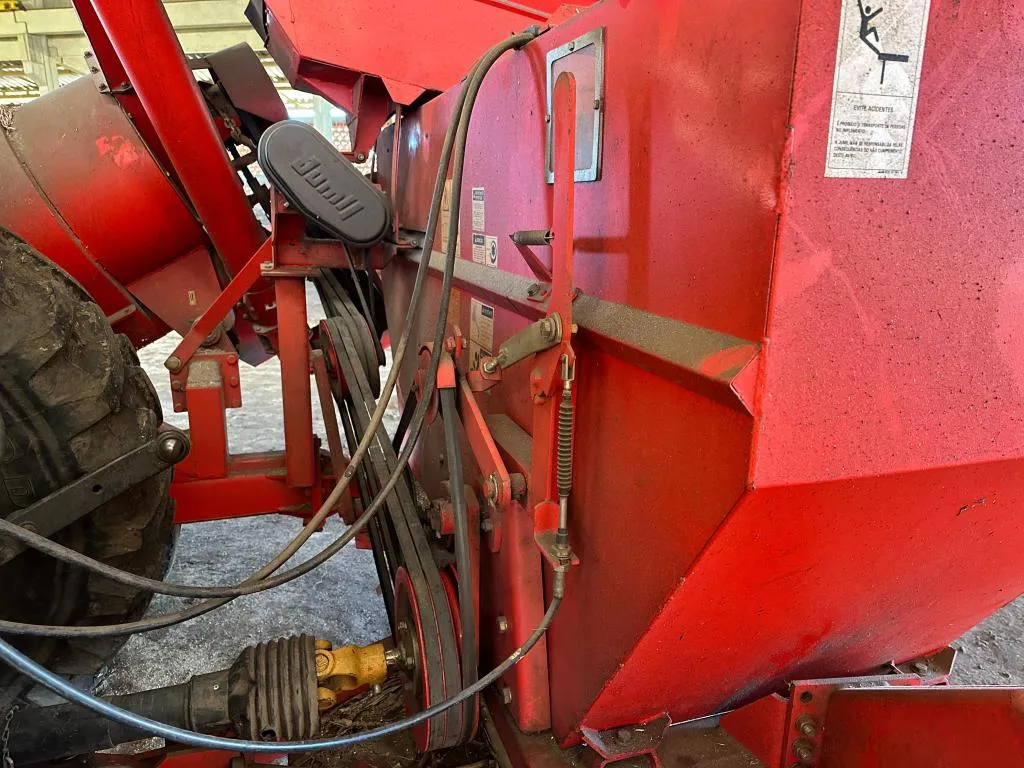 COLHEDEIRA DE MILHO JUMIL JM 390 COM PLATAFORMA 2 LINHAS DE MILHO ANO 2012