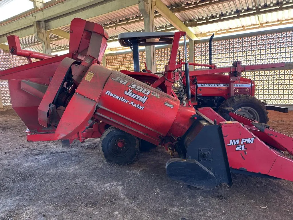 COLHEDEIRA DE MILHO JUMIL JM 390 COM PLATAFORMA 2 LINHAS DE MILHO ANO 2012