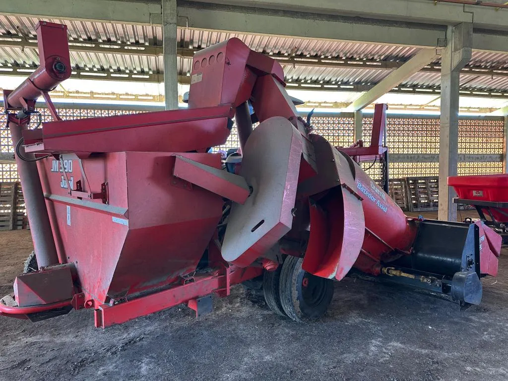COLHEDEIRA DE MILHO JUMIL JM 390 COM PLATAFORMA 2 LINHAS DE MILHO ANO 2012