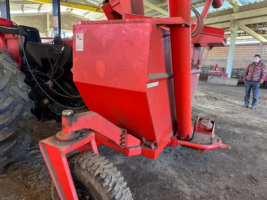 COLHEDEIRA DE MILHO JUMIL JM 390 COM PLATAFORMA 2 LINHAS DE MILHO ANO 2012