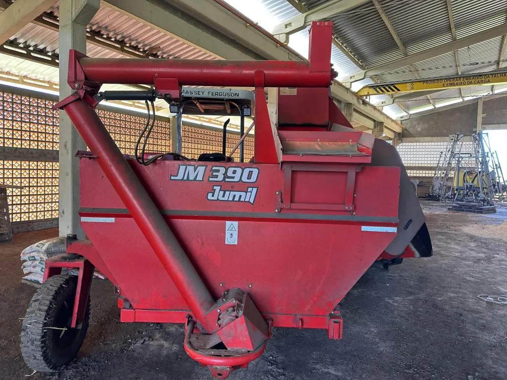 COLHEDEIRA DE MILHO JUMIL JM 390 COM PLATAFORMA 2 LINHAS DE MILHO ANO 2012