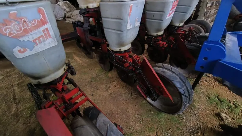 Plantadeira 4 linhas Jumil 2090 com kit plantio direto