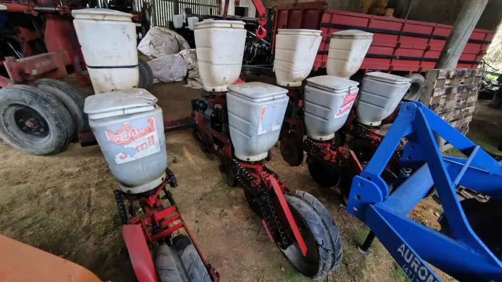 Plantadeira 4 linhas Jumil 2090 com kit plantio direto