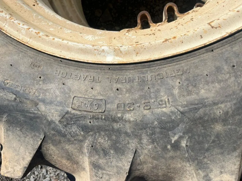 Par de pneus 16.9-30 traseiros para trator com aros sem espelhos 
