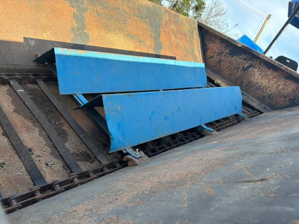 Espalhador  de calcário com capacidade de 3 toneladas.