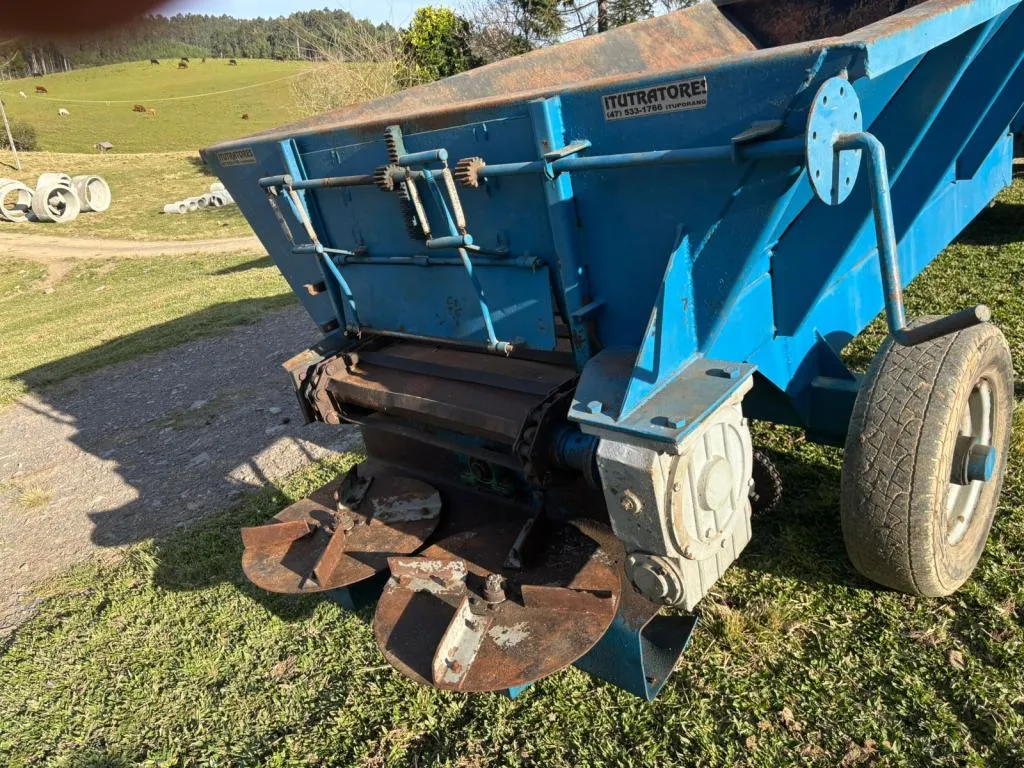 Espalhador  de calcário com capacidade de 3 toneladas.