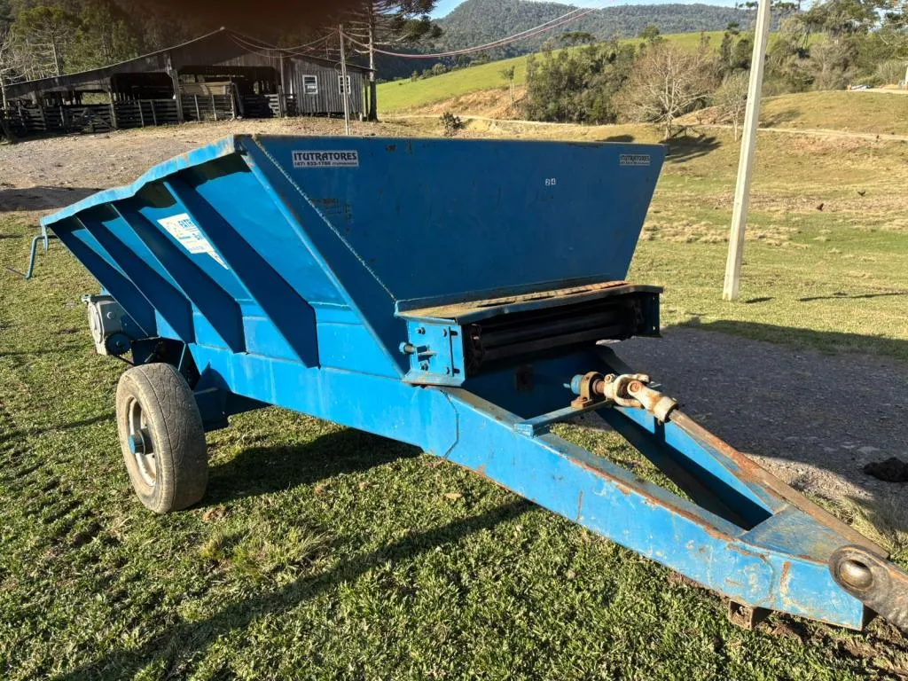 Espalhador  de calcário com capacidade de 3 toneladas.