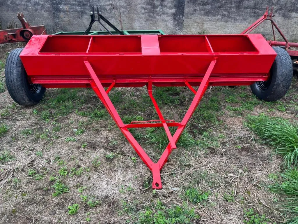 Distribuidor de calcário tipo cocho Mepel 3 metros de largura Para 1500 kg