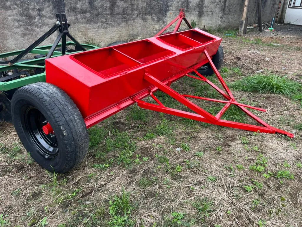 Distribuidor de calcário tipo cocho Mepel 3 metros de largura Para 1500 kg