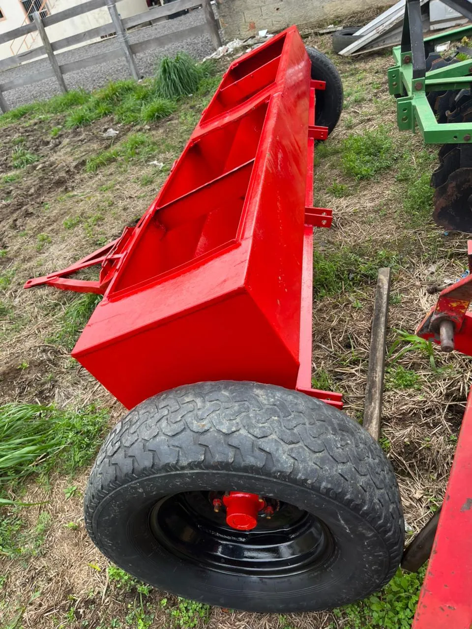 Distribuidor de calcário tipo cocho Mepel 3 metros de largura Para 1500 kg