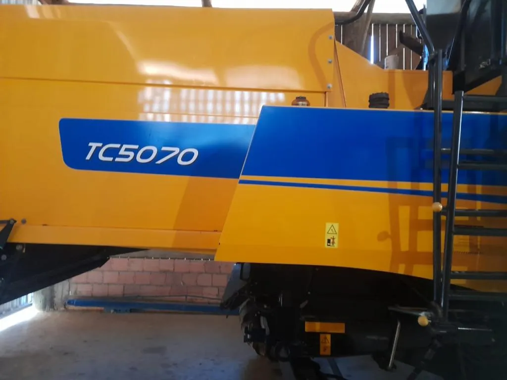 Colheitadeira New Holland Modelo TC 5070 Ano 2018 com Plataforma 20 pés Plataforma milho 9 linhas Chupim Caretinha de transporte