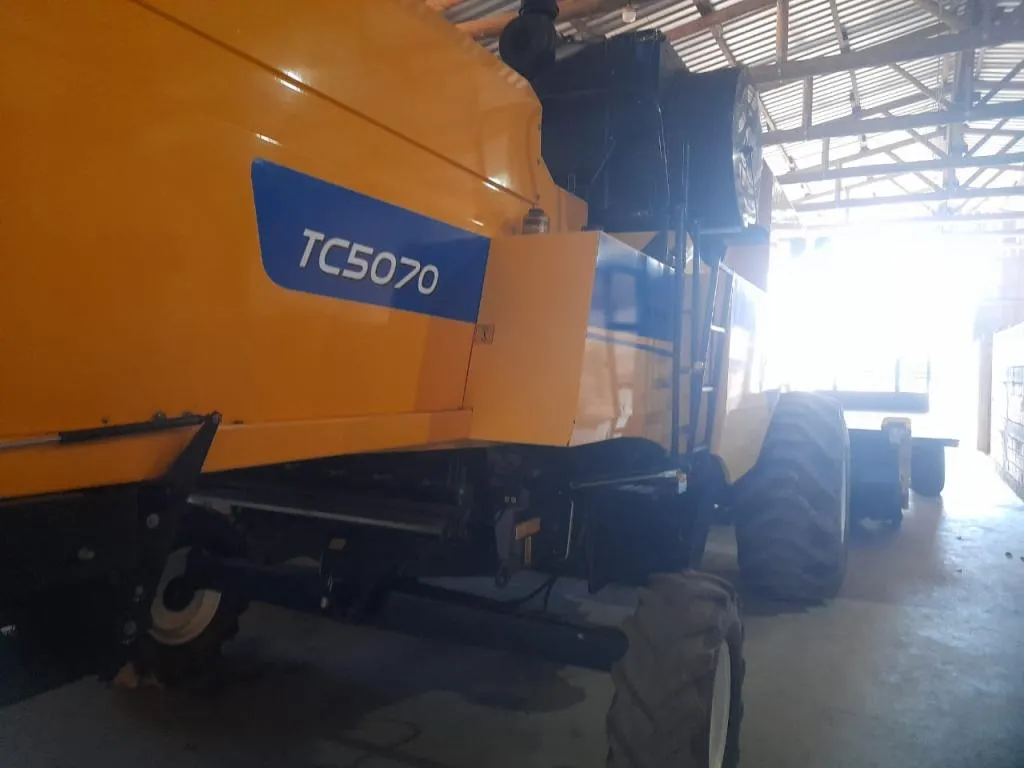 Colheitadeira New Holland Modelo TC 5070 Ano 2018 com Plataforma 20 pés Plataforma milho 9 linhas Chupim Caretinha de transporte