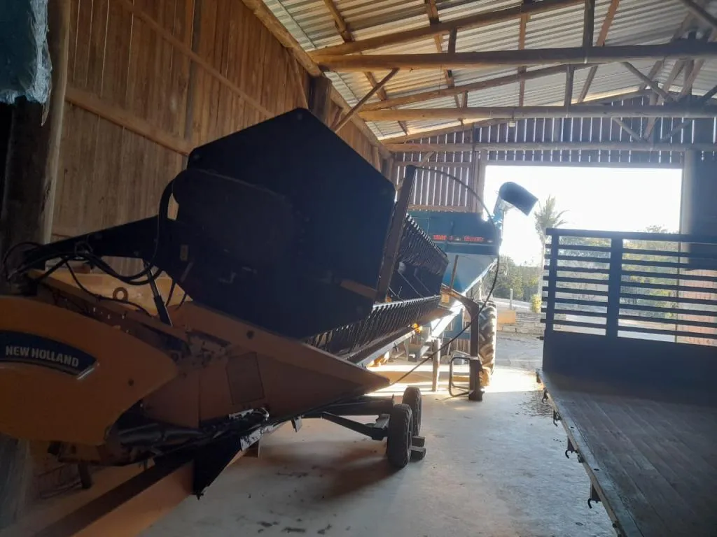 Colheitadeira New Holland Modelo TC 5070 Ano 2018 com Plataforma 20 pés Plataforma milho 9 linhas Chupim Caretinha de transporte