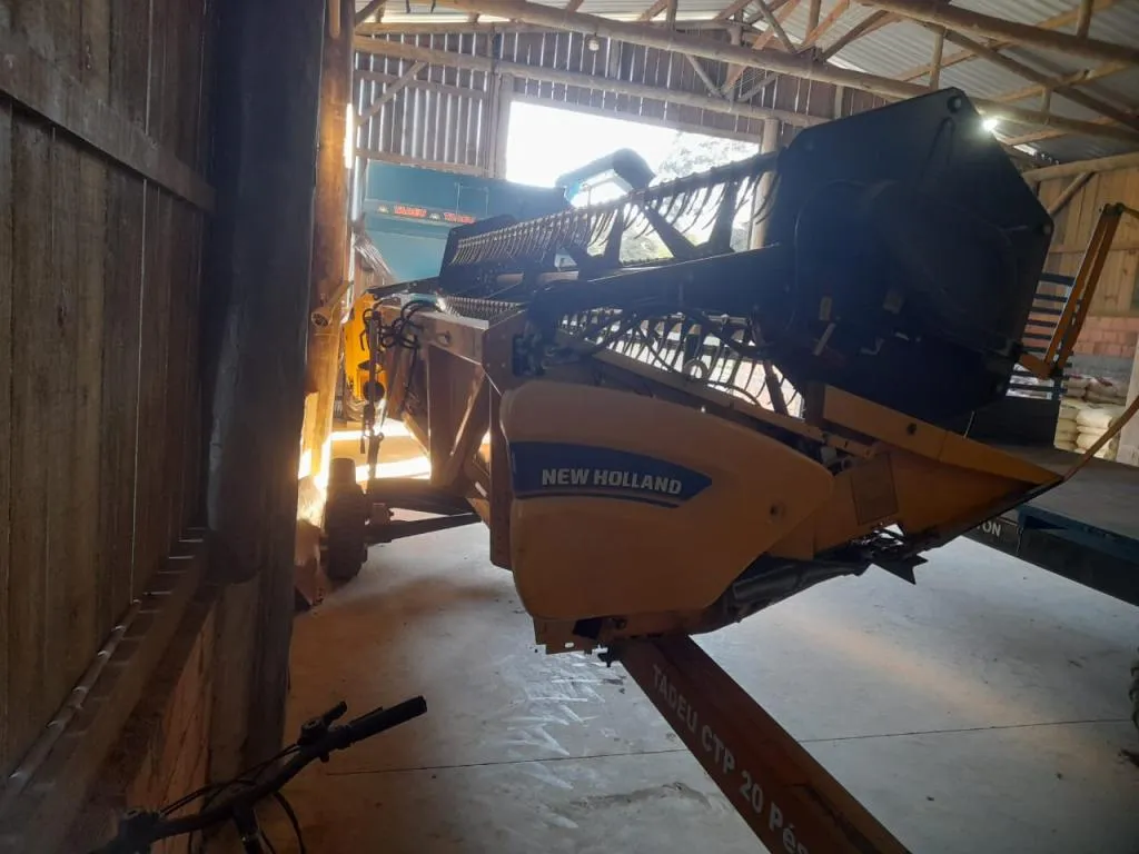 Colheitadeira New Holland Modelo TC 5070 Ano 2018 com Plataforma 20 pés Plataforma milho 9 linhas Chupim Caretinha de transporte