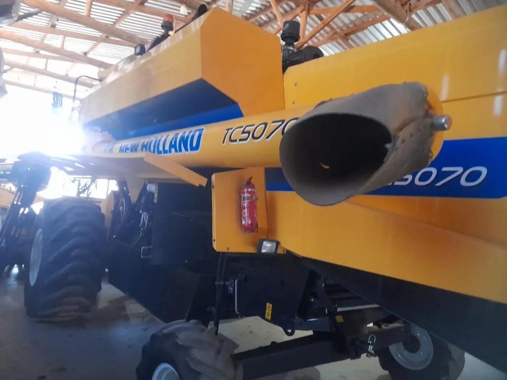Colheitadeira New Holland Modelo TC 5070 Ano 2018 com Plataforma 20 pés Plataforma milho 9 linhas Chupim Caretinha de transporte