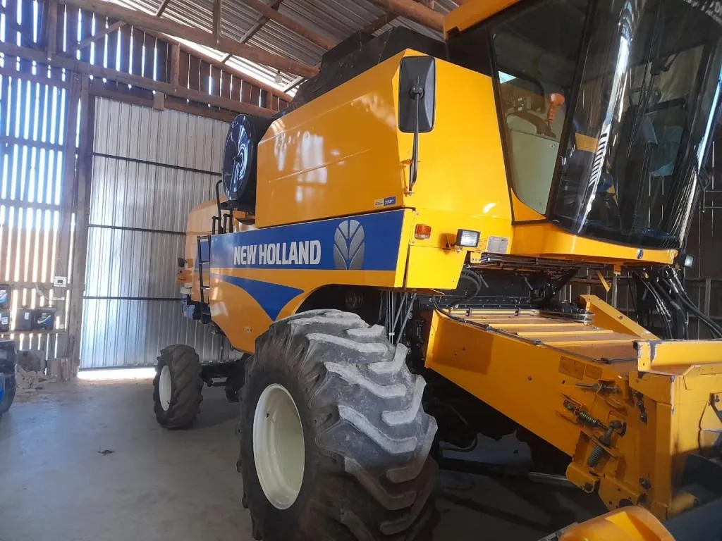 Colheitadeira New Holland Modelo TC 5070 Ano 2018 com Plataforma 20 pés Plataforma milho 9 linhas Chupim Caretinha de transporte
