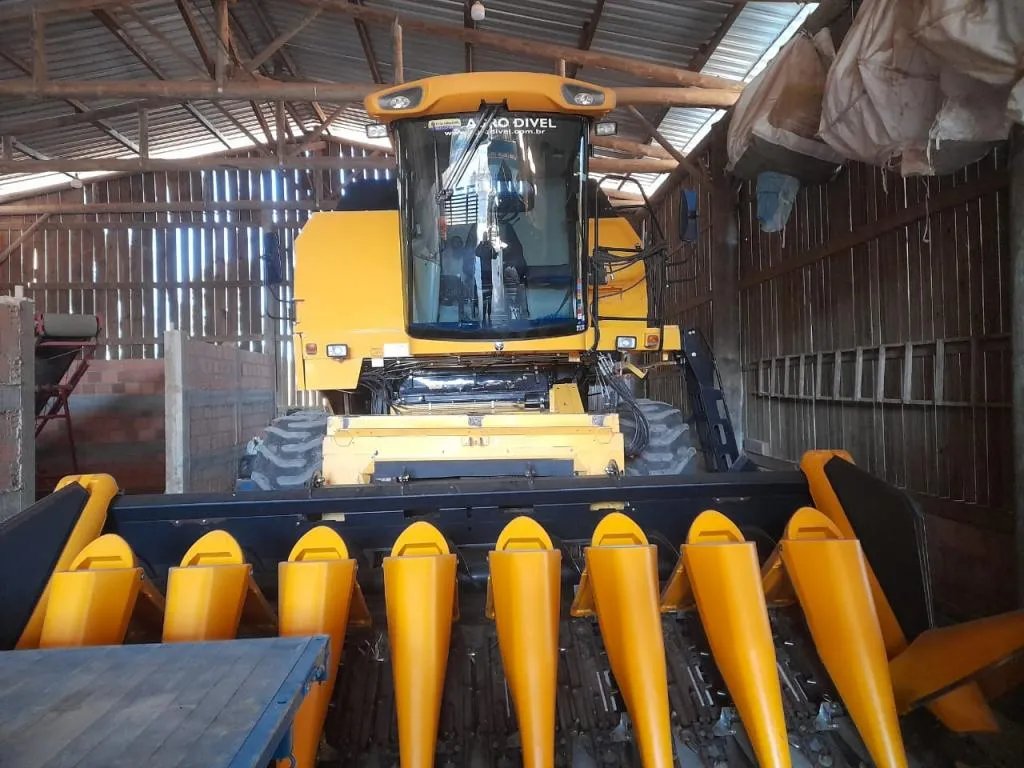Colheitadeira New Holland Modelo TC 5070 Ano 2018 com Plataforma 20 pés Plataforma milho 9 linhas Chupim Caretinha de transporte